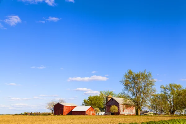 Terres agricoles américaines avec ciel nuageux bleu — Photo