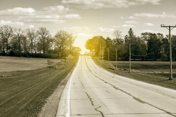 Landstraße mit Sonnenuntergang — Stockfoto