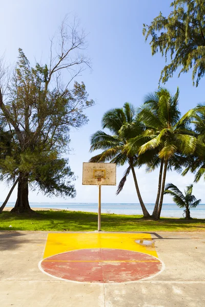 Basketball Field in tropical beach — Stock Photo, Image