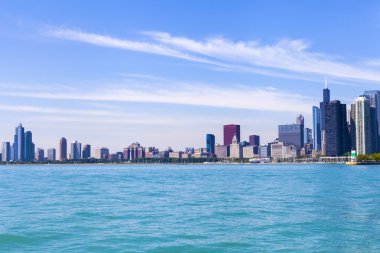 Açık mavi gökyüzü ile Chicago manzarası