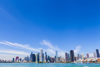 Açık mavi gökyüzü ile Chicago manzarası