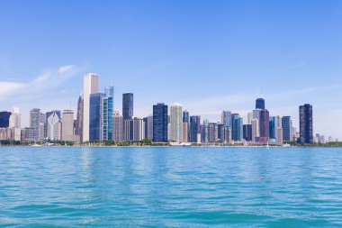 Açık mavi gökyüzü ile Chicago manzarası
