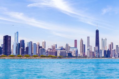 Açık mavi gökyüzü ile Chicago manzarası