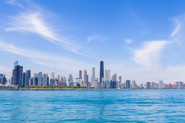 Açık mavi gökyüzü ile Chicago manzarası
