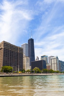 Açık mavi gökyüzü ile Chicago manzarası