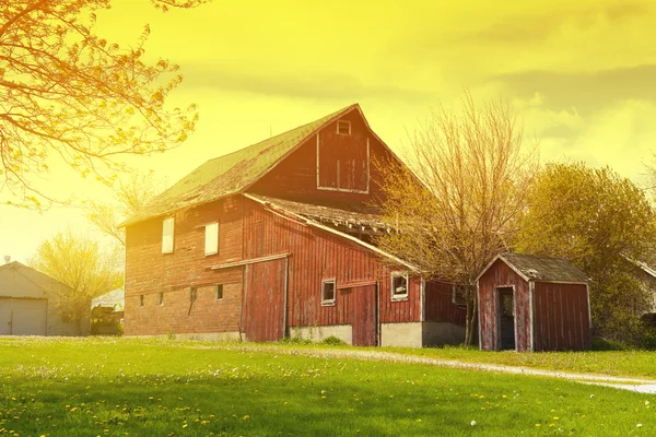 Tierras agrícolas americanas con cielo nublado azul — Foto de Stock