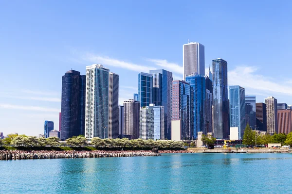 Panoramę Chicago z niebieski niebo jasne — Zdjęcie stockowe