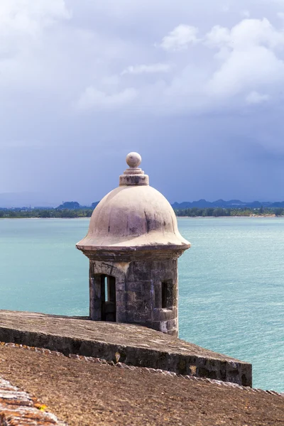 Torre de relógio em El Morro castelo no velho San Juan, Porto Rico . — Fotografia de Stock