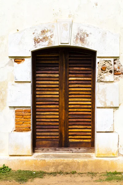 Vecchia finestra di legno — Foto Stock
