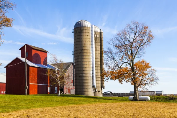 Tierras agrícolas americanas con cielo nublado azul — Foto de Stock