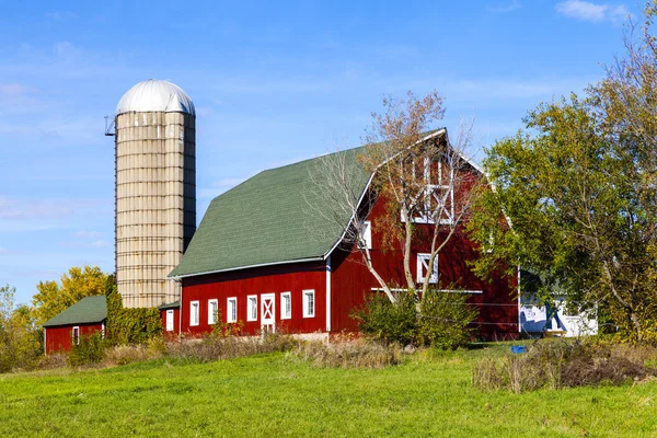 Tierras agrícolas americanas con cielo nublado azul —  Fotos de Stock