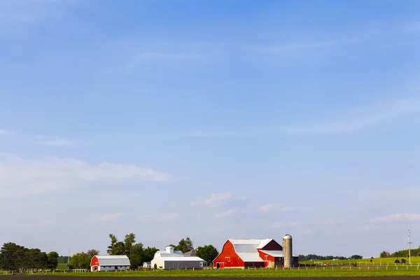 Terreno agricolo americano con cielo blu nuvoloso — Foto Stock