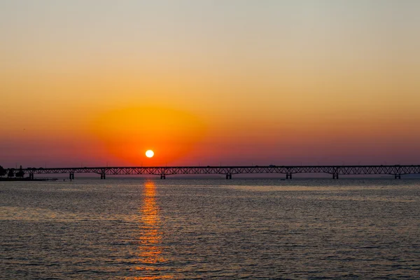 Dlouhý most v létě slunce — Stock fotografie