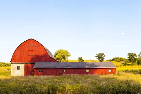 Terreno agricolo americano con cielo blu nuvoloso — Foto Stock