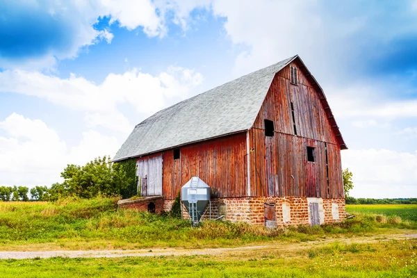 American Farmland com céu azul nublado — Fotografia de Stock