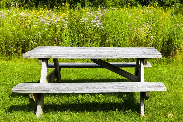 Picknicktisch — Stockfoto