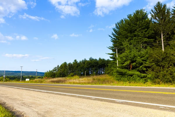 Americká country road boční pohled — Stock fotografie