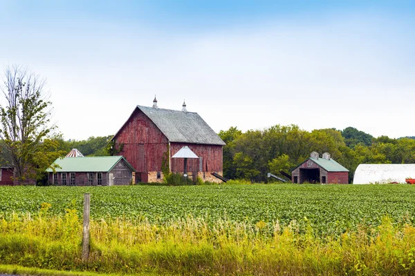 Terreno agricolo americano con cielo blu nuvoloso — Foto Stock