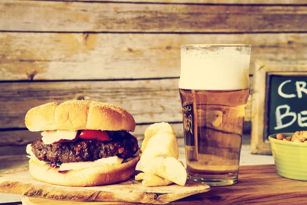 Cerveza artesanal con hamburguesa — Foto de Stock