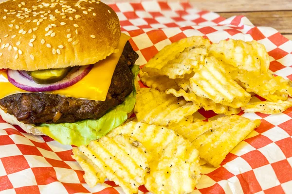 Homemade Cheeseburger and chips — Stock Photo, Image