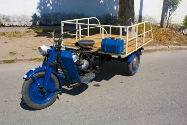 motocarroeen gelukkig arts met een stethoscoop