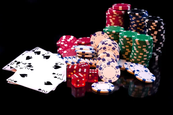 Karty, kostky a poker žetony, izolovaných na černé složení — Stock fotografie