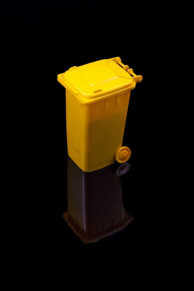 Siyah izole sarı çöp — Stok fotoğraf
