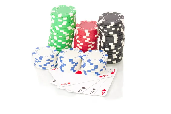 Fichas e cartões de poker, isolados em branco — Fotografia de Stock