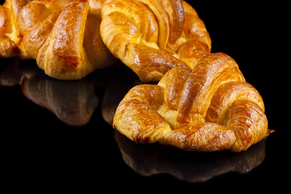 Eigengemaakte croissants, geïsoleerd op zwart — Stockfoto