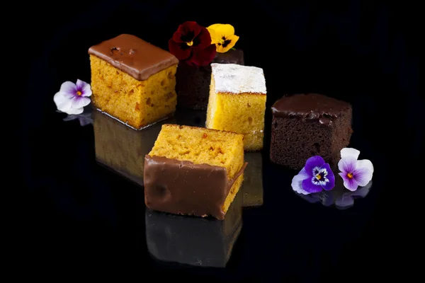 異なる種類のケーキ、黒に分離 ロイヤリティフリーのストック画像