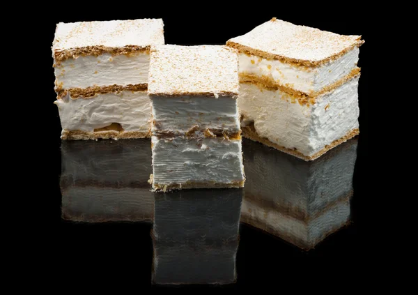Milhojas, tipical španělským dezertem, izolované na černém pozadí — Stock fotografie