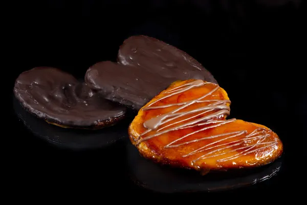 Palmeras, chocolade en crème dessert, geïsoleerd op zwart — Stockfoto