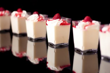 Panacott, İtalyan tatlı krema ile yapılmış siyah izole