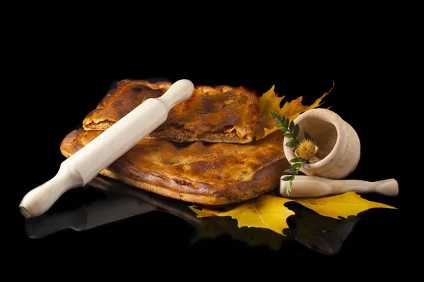 Empanada, producto rústico español, aislado sobre negro — Foto de Stock