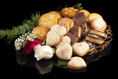 çiçekler ve Çerezler, siyahta izole kompozisyonu