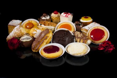 siyah üzerine izole farklı küçük Pastalar