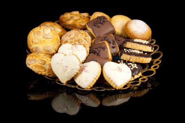 siyah üzerine izole farklı çay kurabiyeleri