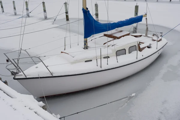 Icebound łódź żeglarstwo — Zdjęcie stockowe