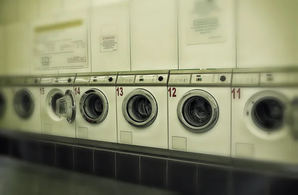 Münzgesteuerte Waschmaschinen — Stockfoto