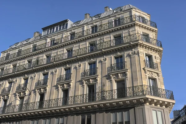 Luksusleiligheter sett fra Champs-Elysees, Paris, Frankrike – stockfoto