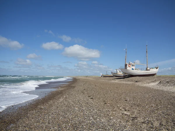 Fiskebåtar vid havet — Stockfoto