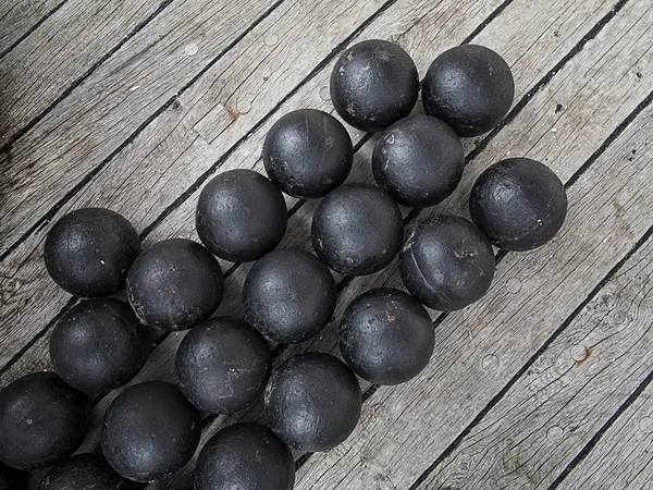 Oude cannon balls — Stockfoto