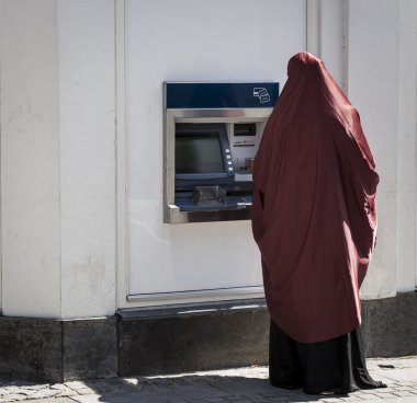 bankamatiğe Müslüman hanım