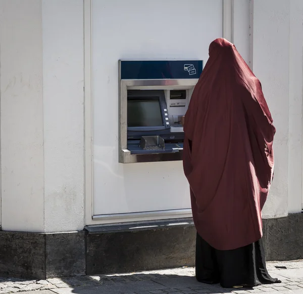 Senhora muçulmana por cashpoint — Fotografia de Stock