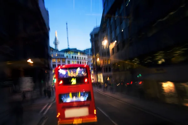 Czerwony autobus na ulicy w nocy w centrum Londynu — Zdjęcie stockowe