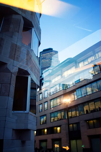 Bürogebäude in der Stadt London bei Nacht — Stockfoto