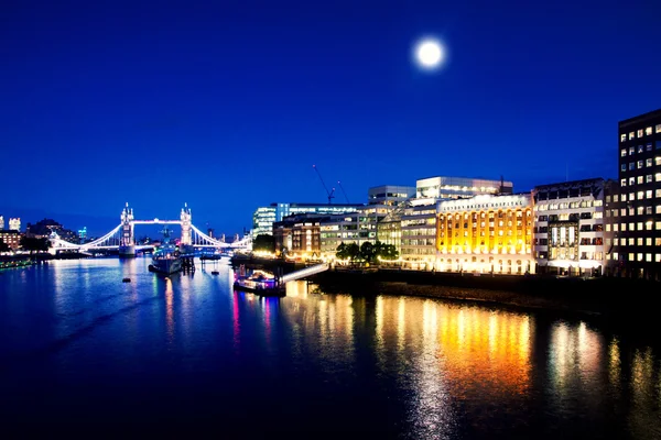 London bridge och floden thames nattetid — Stockfoto