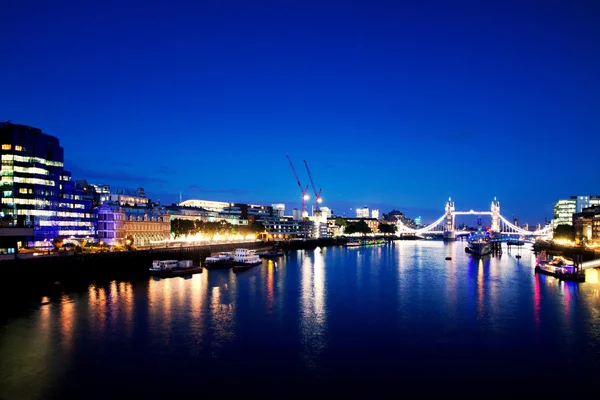 London bridge en de rivier thames bij nacht — Stockfoto