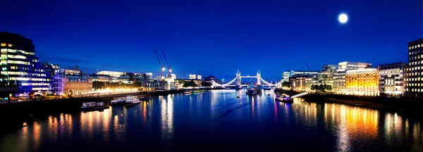 Ponte de Londres e Rio Tamisa panorâmica à noite — Fotografia de Stock