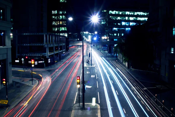 晚上在伦敦街道上汽车灯 图库照片